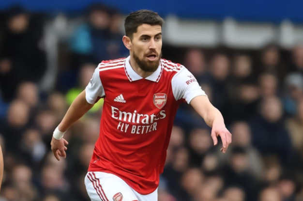 开云电竞 -赛地聚焦：足总杯窗口期热度飙升，阿森纳临场应变，悬念犹存，球探报告显示潜力 