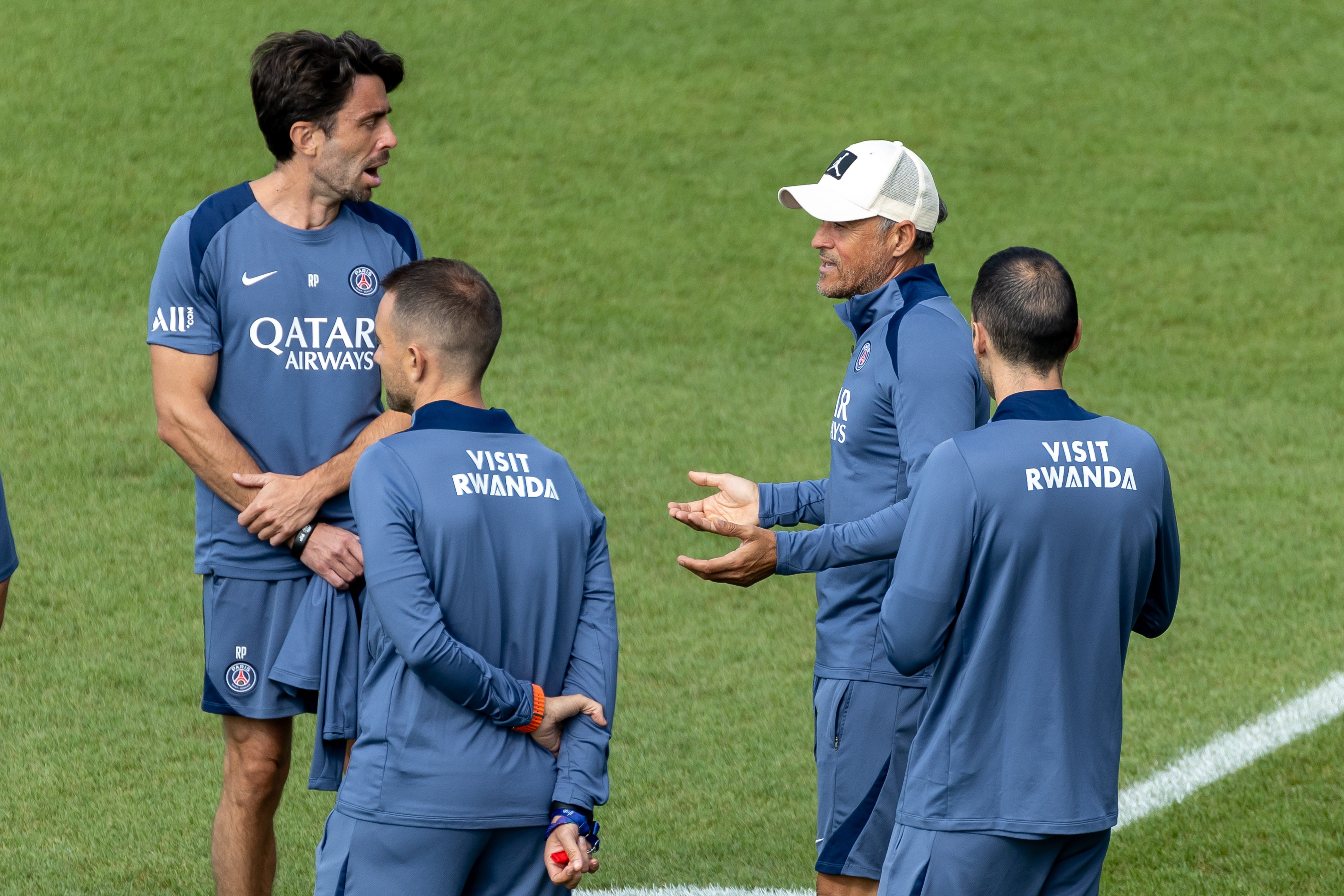 开云网站 -转会期巴黎圣日耳曼备战欧联，防线松动细节曝光，质疑声仍在，资深球员宣示担当的简单介绍